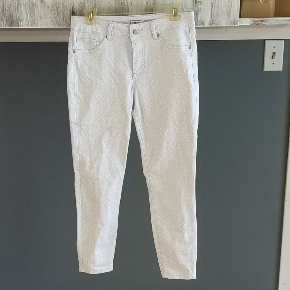 Super cute spring or summer skinny jeans